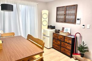 une salle à manger avec une table et un réfrigérateur dans l'établissement Kintex Golden Stay,  14 autres photos