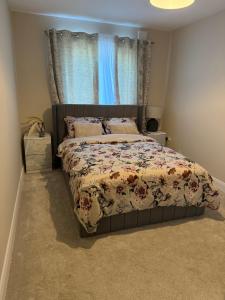 een slaapkamer met een bed met een bloemdekbed bij Guests house in Sligo