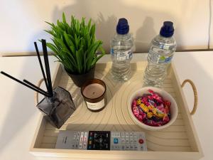 een dienblad met twee flessen water en een kom met eten bij Guests house in Sligo