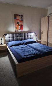 En eller flere senge i et værelse på Lotti Apartman