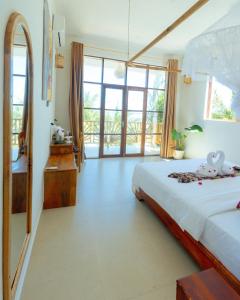 Postel nebo postele na pokoji v ubytování Sky & Sand Zanzibar + 44 fotografií