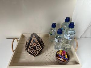 een dienblad met flesjes water en een schaal met snoep bij Guests house in Sligo