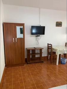 TV a/nebo společenská místnost v ubytování Budget Blue Sapphire