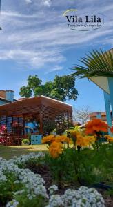 een gebouw met een bos bloemen ervoor bij Condominio Vila Lila in Garopaba