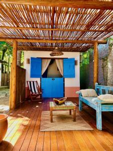 En terrasse eller udendørsområde på Vila Iemanjá