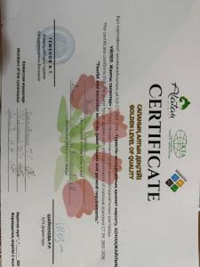 un libro con dei fiori sulla copertina di Alban SATY a Saty