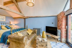 a living room with a bed and a couch at 1 Bed in Wheathill oc-t29765 in Loughton