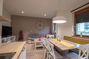 een keuken en een woonkamer met een grote klok aan de muur bij Bohinj - Old Village House in Bohinj