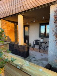 een veranda van een huis met een tafel en stoelen bij Soft Stay Apartment in Bergen