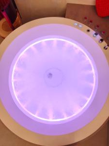 een witte tafel met een lamp in het midden bij Chez Liart 2 in Fasano