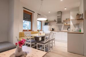 een keuken en woonkamer met een tafel en stoelen bij Bohinj - Old Village House in Bohinj