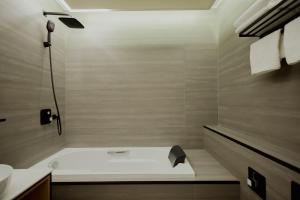 un bagno con una vasca bianca e un lavandino di Samovar a Petropavlovsk