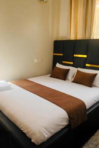 Postel nebo postele na pokoji v ubytování The Luxe Homes 3BR Luxury Stay