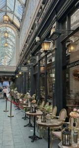 En restaurant eller et andet spisested på Budget Rooms in Central Flat + 1 billede