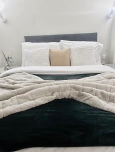 En eller flere senge i et værelse på Budget Rooms in Central Flat