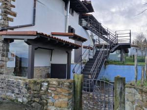 een gebouw met een trap en een stenen muur bij Albergue Rural Montebaserria in Ziortza-Bolibar +17 foto's