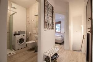 een badkamer met een wasmachine en een wasmachine bij Bohinj - Old Village House in Bohinj +23 foto's