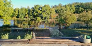 En have udenfor VIVA LA VIDA Lake house