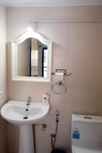 Et badeværelse på RR Haus Candolim 2BHK Near Hyatt Centric + 5 billeder