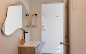 une salle de bains avec un lavabo et un miroir dans l'établissement Villa Malibu, à Taganga 10 autres photos