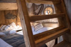 En eller flere senge i et værelse på Cabane du Pêcheur