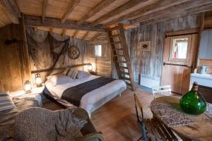 En eller flere senge i et værelse på Cabane du Pêcheur