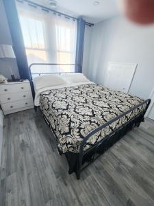 ein Schlafzimmer mit einem Bett und einer Kommode in der Unterkunft Walkerville Luxury Apt -River Views & Balcony in Windsor