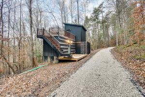een huis in het bos aan een grindweg bij Secluded Red River Gorge Cabin with Rooftop Deck! in High Falls
