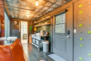 een klein huisje met een deur en een keuken bij Secluded Red River Gorge Cabin with Rooftop Deck! in High Falls