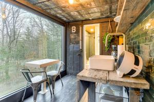 een klein huisje met een keuken met een raam bij Secluded Red River Gorge Cabin with Rooftop Deck! in High Falls