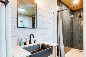 een badkamer met een wastafel en een douche bij Secluded Red River Gorge Cabin with Rooftop Deck! in High Falls