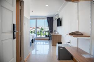 ein Zimmer mit Schlafzimmer und Bett sowie einem Balkon in der Unterkunft IU Hotel Donmueang Airport in Ban Don Muang