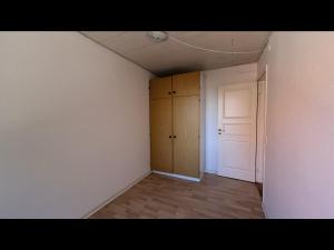 una stanza vuota con armadio e porta di Plads til børnefamilien i hjertet af Esbjerg a Esbjerg