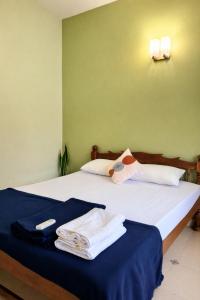 En eller flere senge i et værelse på RR Haus Candolim 2BHK Near Hyatt Centric