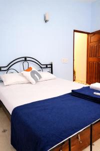 En eller flere senge i et værelse på RR Haus Candolim 2BHK Near Hyatt Centric