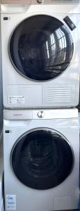 deux machines à laver empilées l'une sur l'autre dans l'établissement Kintex Golden Stay, 