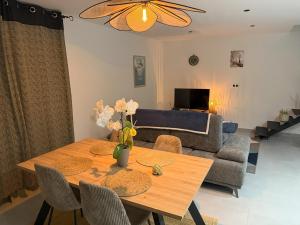 een woonkamer met een tafel en een bank bij Le Plumeria in Saint-Pierre