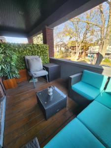 eine Außenterrasse mit einem Stuhl und einem Tisch in der Unterkunft Walkerville Luxury Apt -River Views & Balcony in Windsor