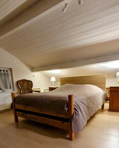 En eller flere senge i et værelse på Chambres privées dans maison avec jardin-Proche LDLC-Groupama Stadium-Eurexpo + 18 billeder