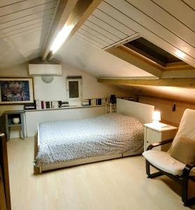 En eller flere senge i et værelse på Chambres privées dans maison avec jardin-Proche LDLC-Groupama Stadium-Eurexpo