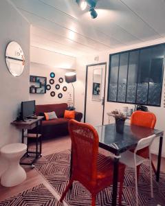 Et opholdsområde på Chambres privées dans maison avec jardin-Proche LDLC-Groupama Stadium-Eurexpo