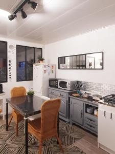 Køkken eller tekøkken på Chambres privées dans maison avec jardin-Proche LDLC-Groupama Stadium-Eurexpo