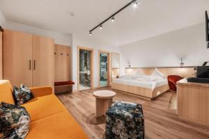 een hotelkamer met een bed en een bank bij Hotel Dominic in Sölden +92 foto's