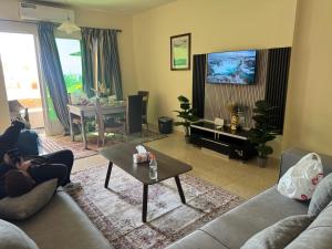 a living room with a couch and a table at شقق الخامسه الفاخرة Al Amer Luxury Apartments in Aqaba