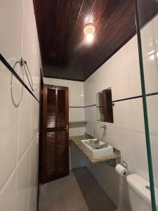 Et badeværelse på Suítes Ventos do Mar