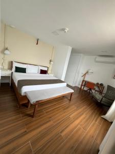 ein Schlafzimmer mit großem Bett und Holzboden in der Unterkunft Socialtel Copacabana in Rio de Janeiro