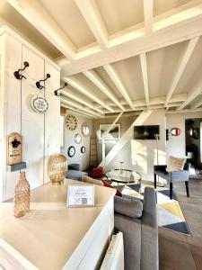 ein Wohnzimmer mit Sofa und Tisch in der Unterkunft La sauvagine les pieds dans l'eau in Cricquebœuf