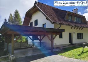 een huis met een paviljoen ervoor bij Haus Karoline FeWo5 in Hochrindl