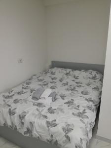 een slaapkamer met een bed met een bloemenbed bij Tin-Nik Apartments in Kruševo