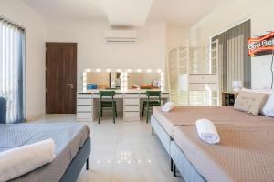 una grande camera con due letti e una cucina di Design Luxury Penthouse with Private Pool a Żurrieq Altre 29 foto